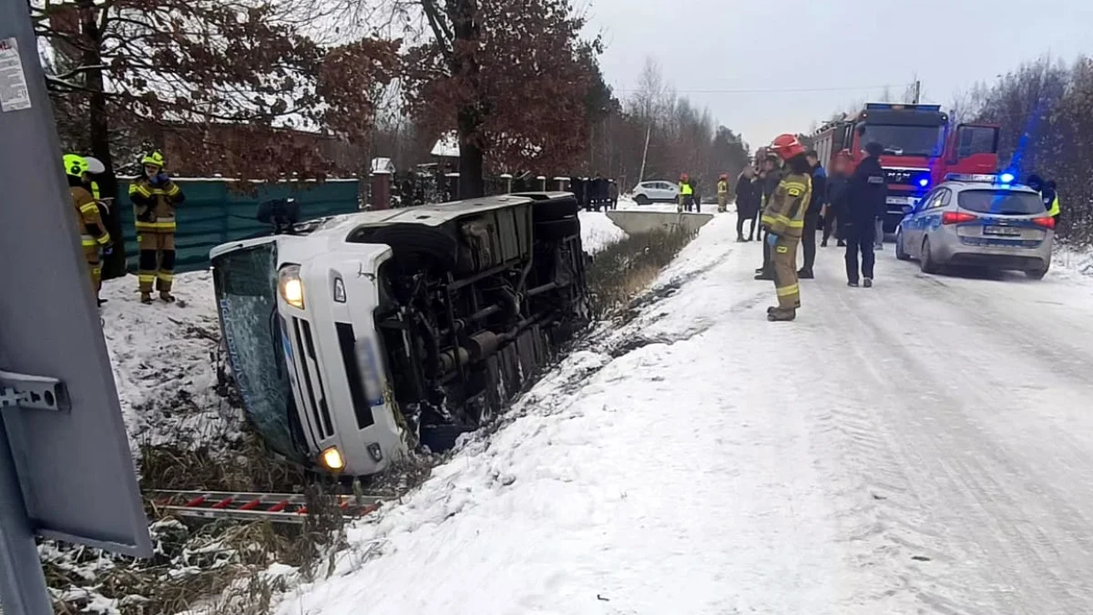 Wypadek busa w powiecie mieleckim. W środku jechało 21 dzieci - Zdjęcie główne