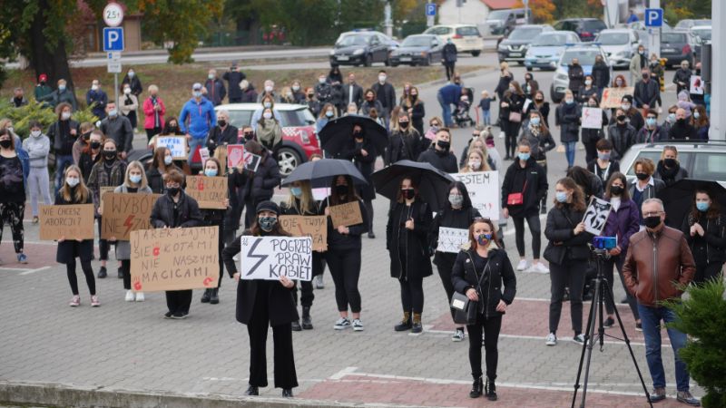 Czarny protest w Mielcu: "kobieta to nie inkubator" "Moje ciało". Mielczanie i politycy wyrazili sprzeciw zaostrzeniu prawa aborcyjnego  - Zdjęcie główne