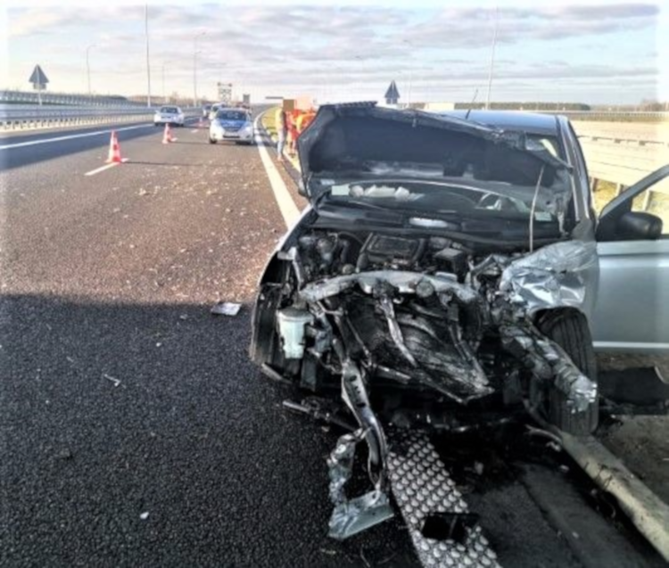 Podkarpacie. Spowodował wypadek na autostradzie i uciekł [FOTO] - Zdjęcie główne