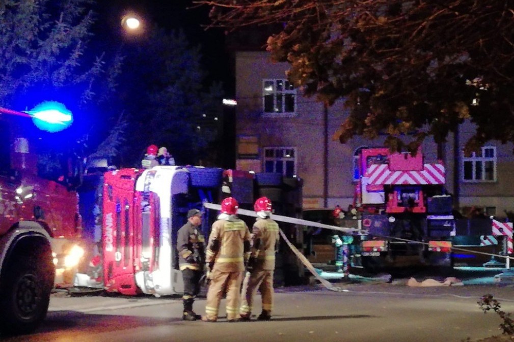 Z PODKARPACIA: Wóz strażacki wypadł z drogi [FOTO+VIDEO] - Zdjęcie główne