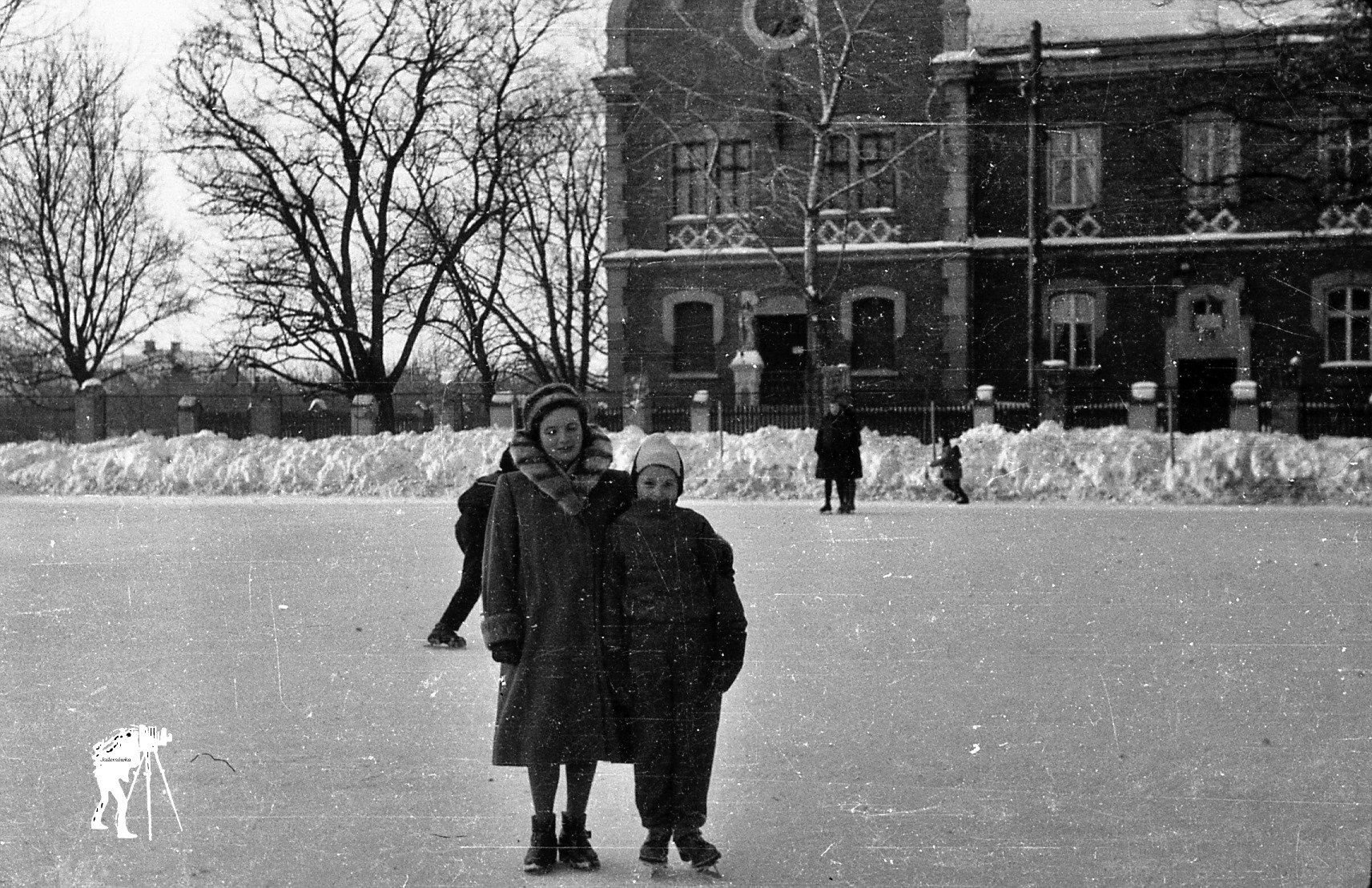 Fotografie Wiktora Jadernego. Zdjęcia dawnego lodowiska przy budynku mieleckiego gimnazjum. 