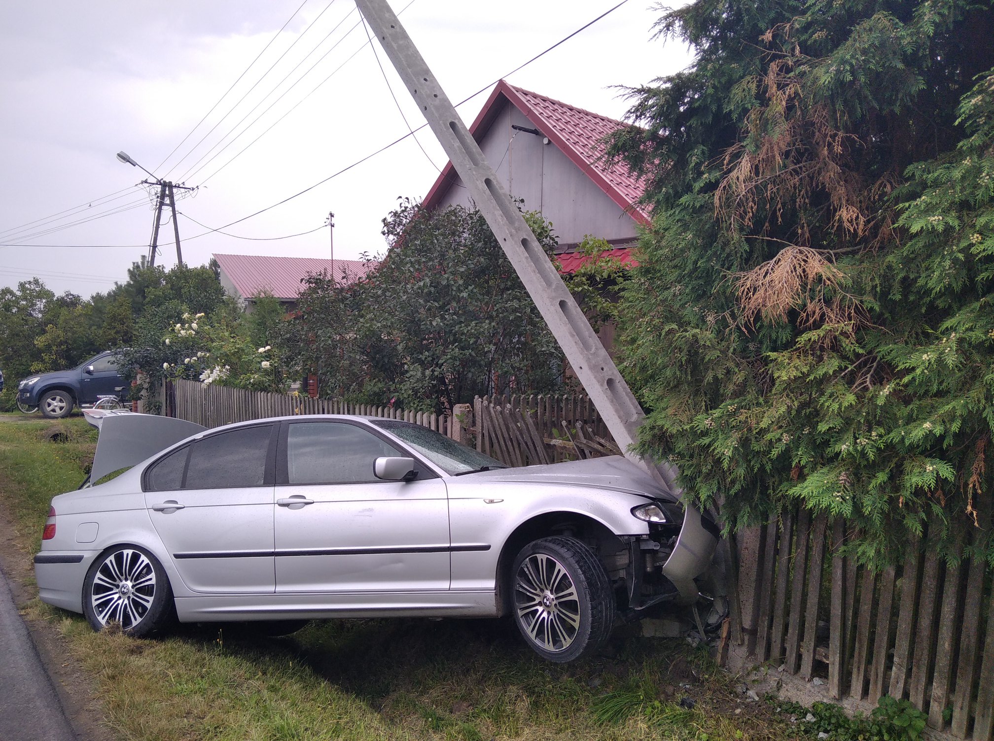 BMW uderzyło w słup [FOTO] - Zdjęcie główne