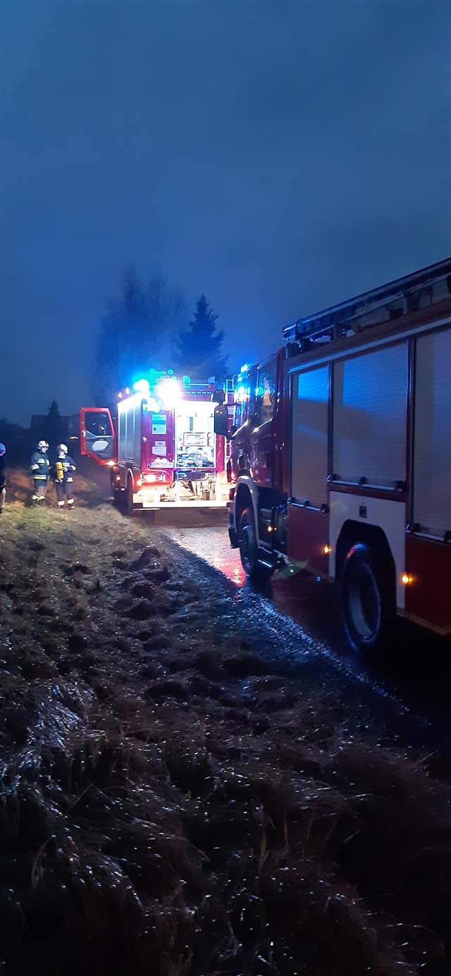 Dom stanął w ogniu. Właściciel walczył z pożarem - Zdjęcie główne