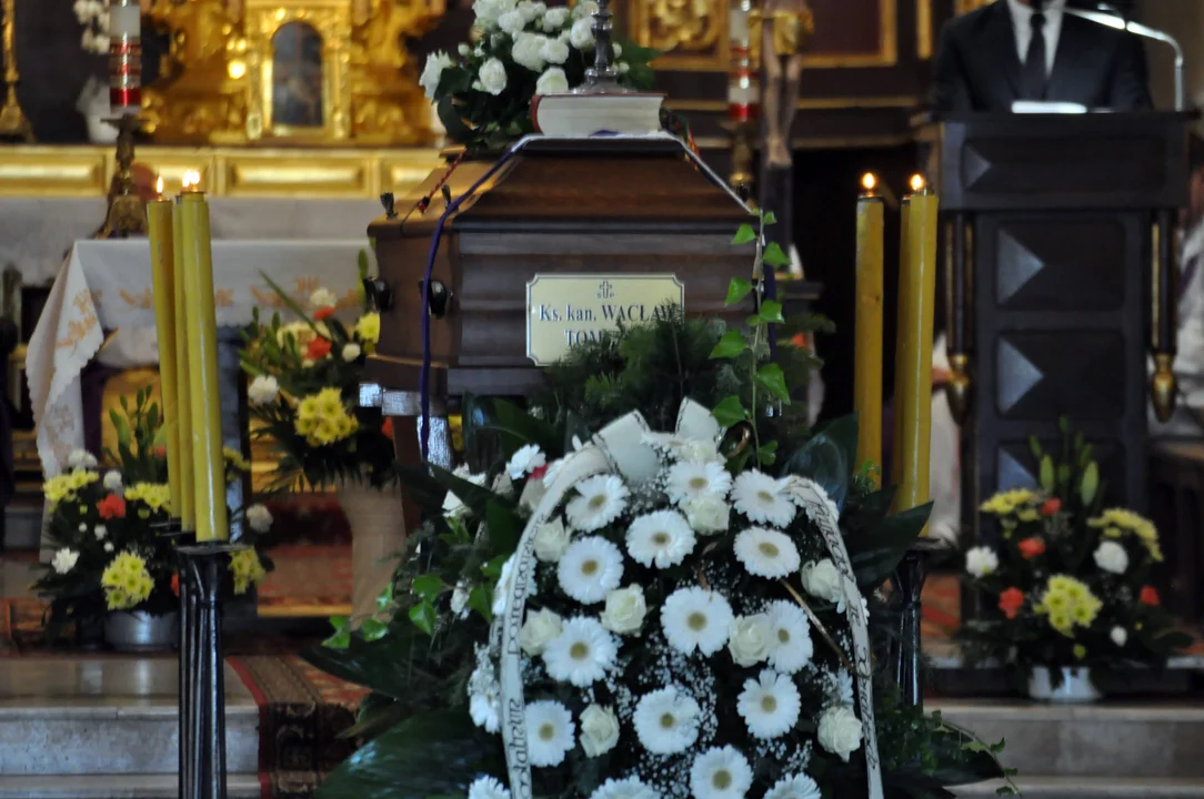 Pogrzeb księdza Wacława Tomczyka. Duchowny pochodził z powiatu kolbuszowskiego [ZDJĘCIA] - Zdjęcie główne