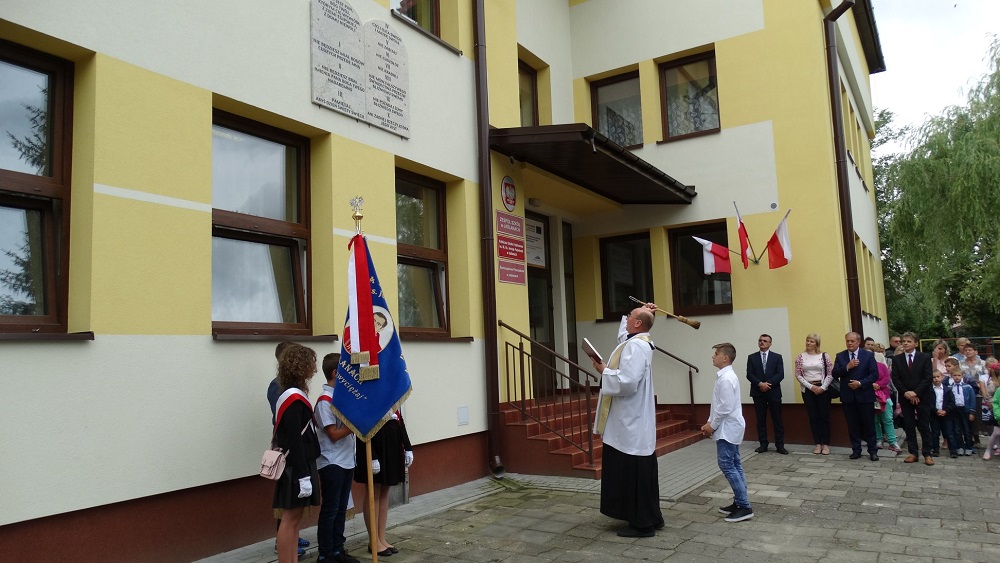 Tablice z dekalogiem w szkole w Tuszowie Narodowym i Jaślanach już poświęcone - Zdjęcie główne