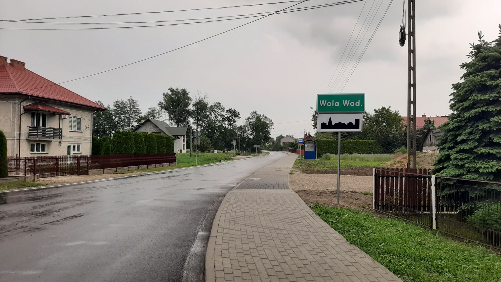 Wyremontowana droga i nowy chodnik w gminie Wadowice Górne - Zdjęcie główne