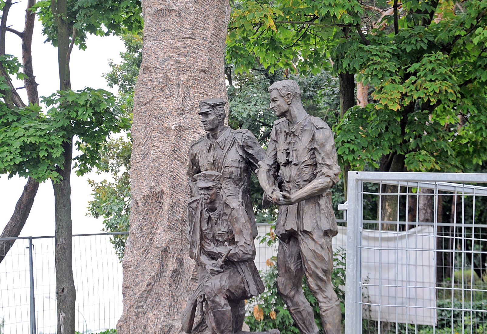 Kolejne rzeźby dołączyły do pomnika Żołnierzy Wyklętych [GALERIA]