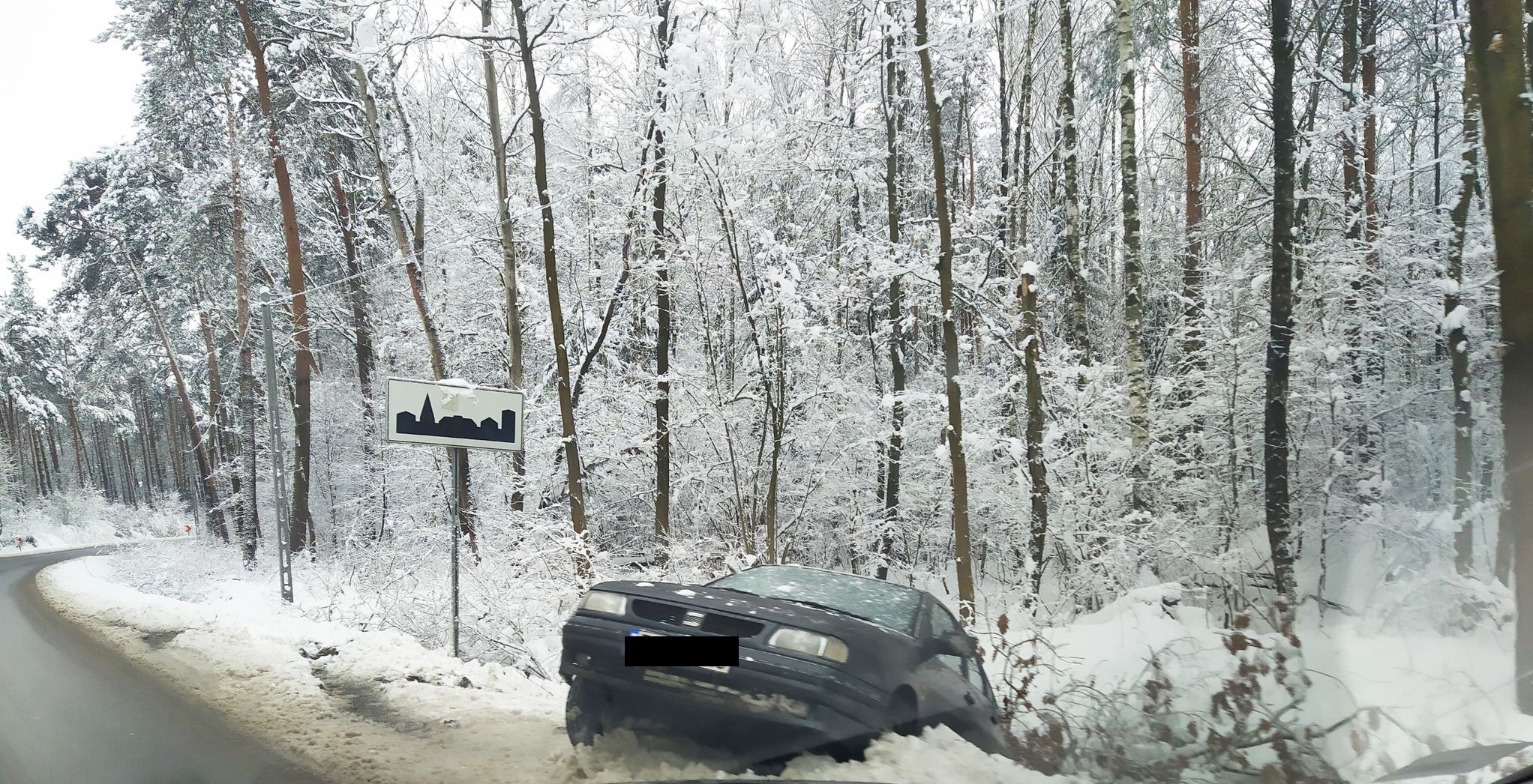 Powiat mielecki. Auto bez kierowcy, a ciężarówka blokuje drogę - Zdjęcie główne