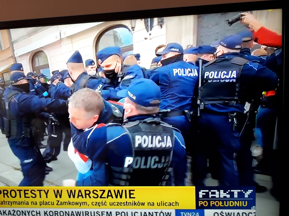 Połowa przedsiębiorców ocenia swoja sytuację jako złą. Protest w Warszawie,  policja użyła gazu  - Zdjęcie główne