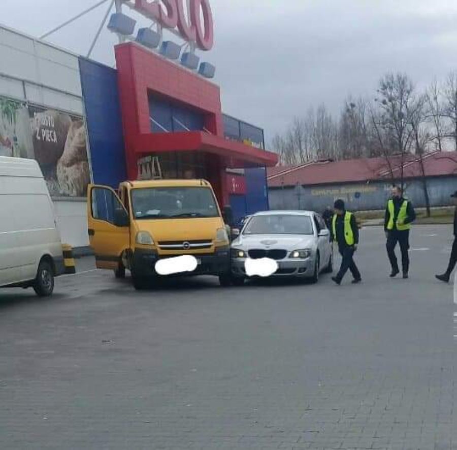 Przytulanki na mieleckim parkingu - Zdjęcie główne