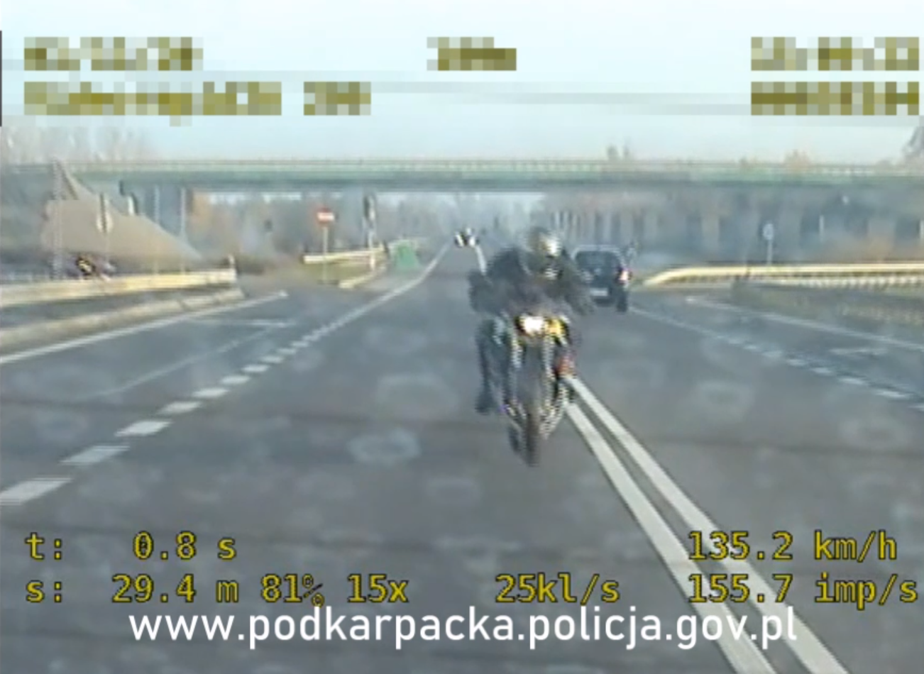 Podkarpacie. Wyprzedził policję na podwójnej ciągłej i uciekał [VIDEO] - Zdjęcie główne