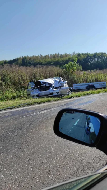 Zderzenie osobówki z dostawczakiem na drodze relacji Mielec-Tarnobrzeg - Zdjęcie główne