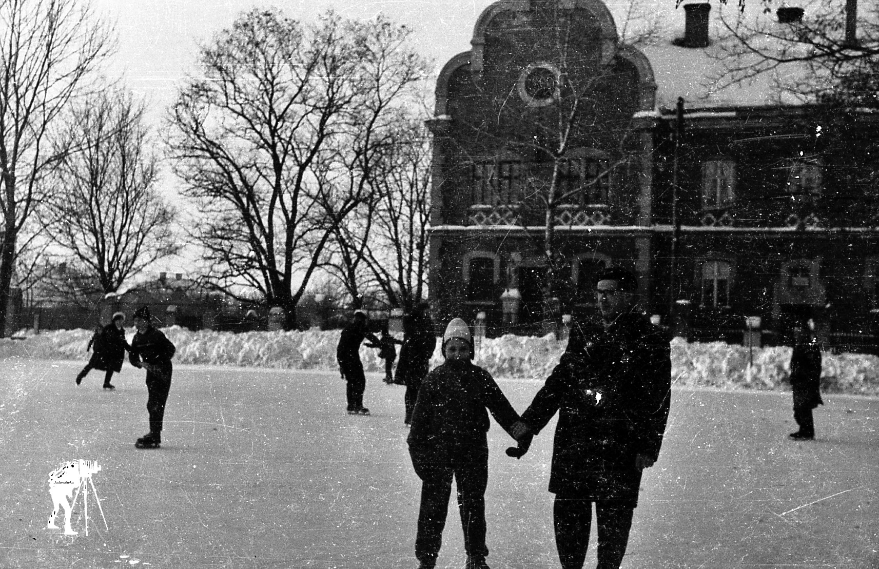 Fotografie Wiktora Jadernego. Zdjęcia dawnego lodowiska przy budynku mieleckiego gimnazjum. 