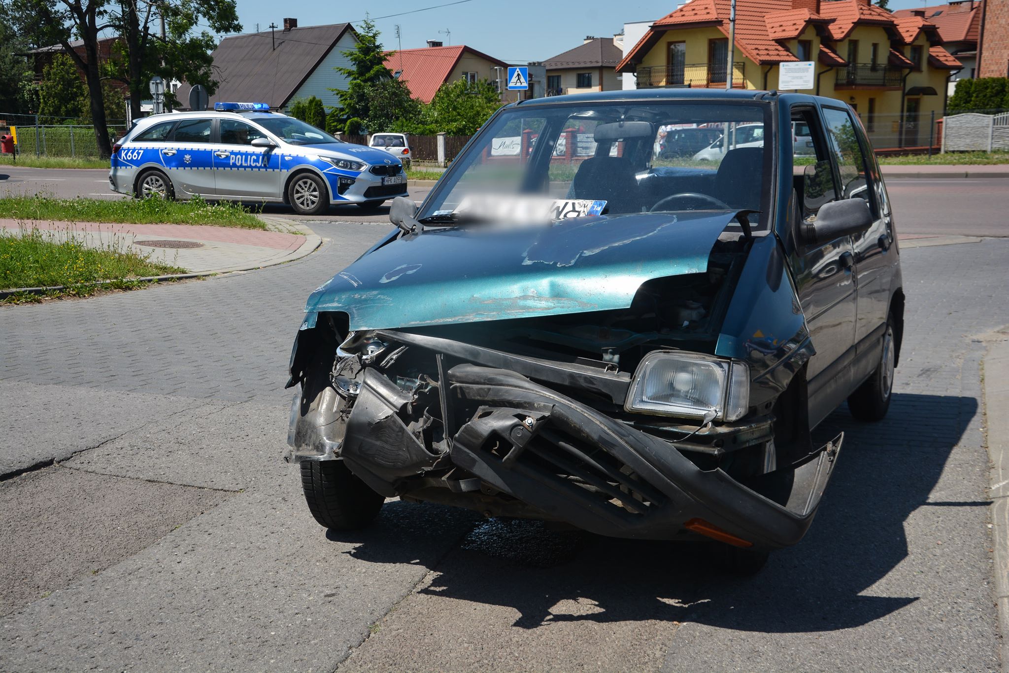 MIELEC. Zderzenie osobówki z busem na Sienkiewicza [FOTO, VIDEO] - Zdjęcie główne