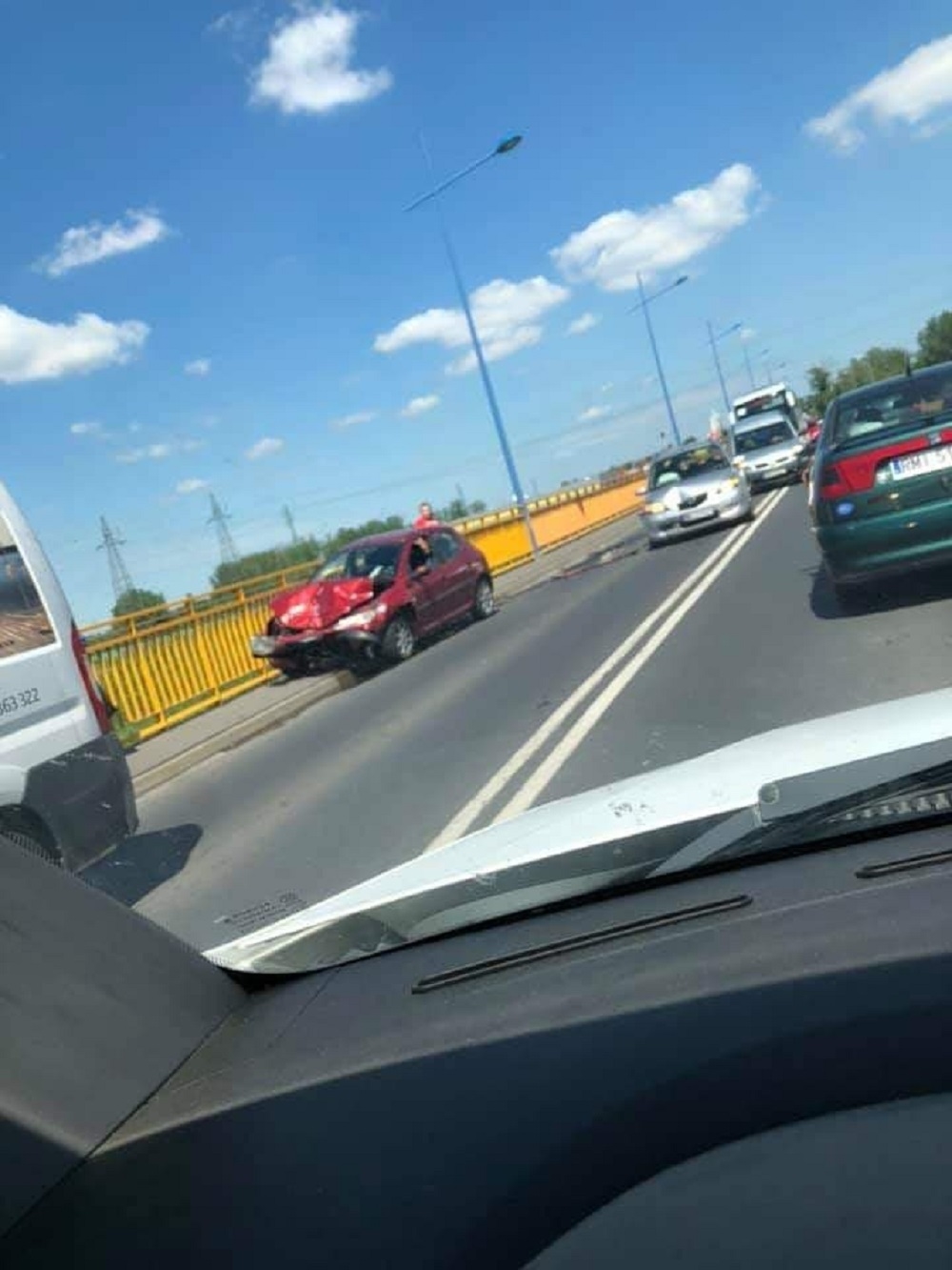 Zderzenie busa i dwóch samochodów osobowych na moście w Woli Mieleckiej - Zdjęcie główne