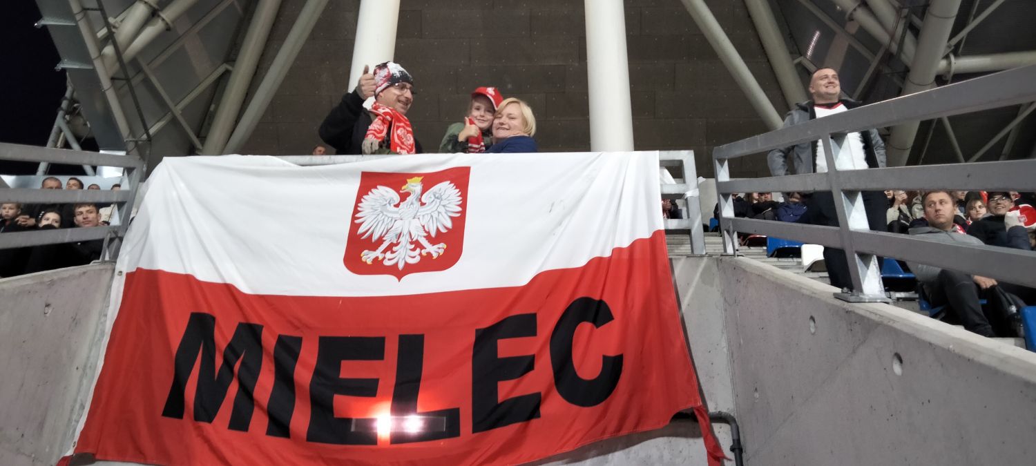 Fani z Mielca wspierali Biało-Czerwonych w starciu z Niemcami. Sprawdź zdjęcia kibiców - Zdjęcie główne
