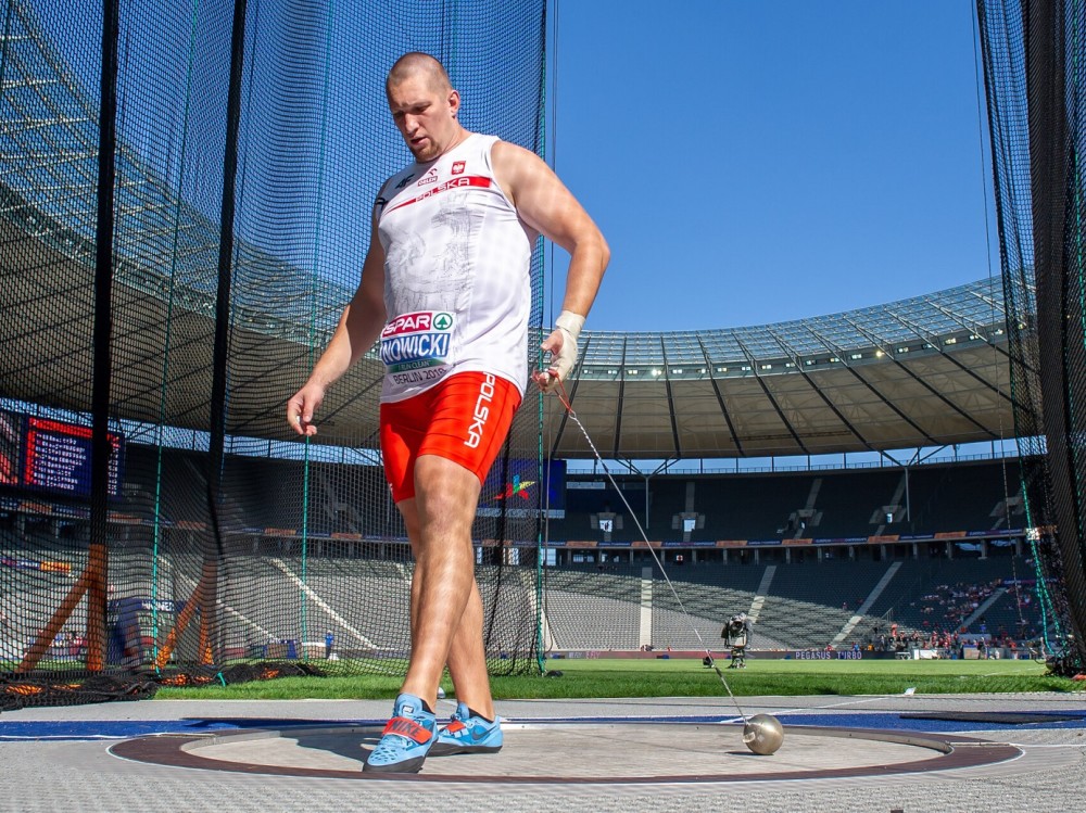 Wojciech Nowicki, choć młot po jego rzucie zahaczył o siatkę, uzyskał już w pierwszej próbie aż 79,78 m! Awansował do finału.