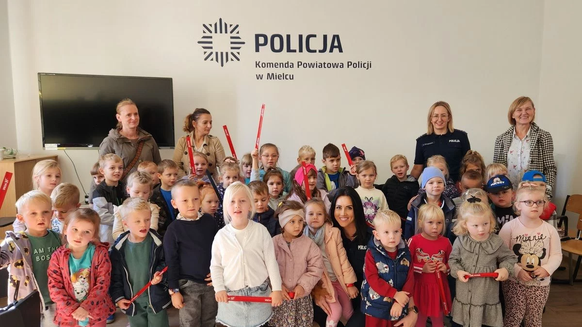 Przedszkolaki z Trzciany odwiedziły Komendę Powiatową Policji w Mielcu [ZDJĘCIA] - Zdjęcie główne