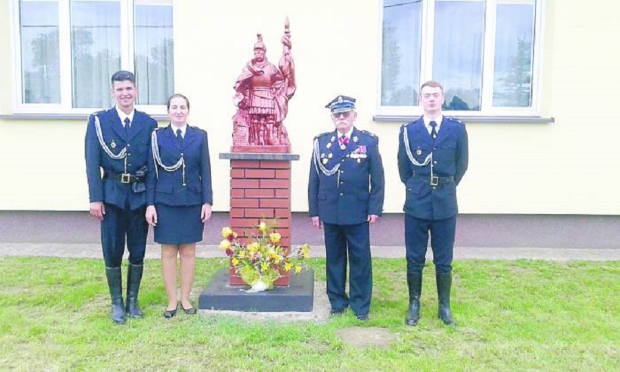 Potrzebna jest pomoc druhnie z OSP, która w drodze na akcję strażacką wpadła pod samochód. - Zdjęcie główne