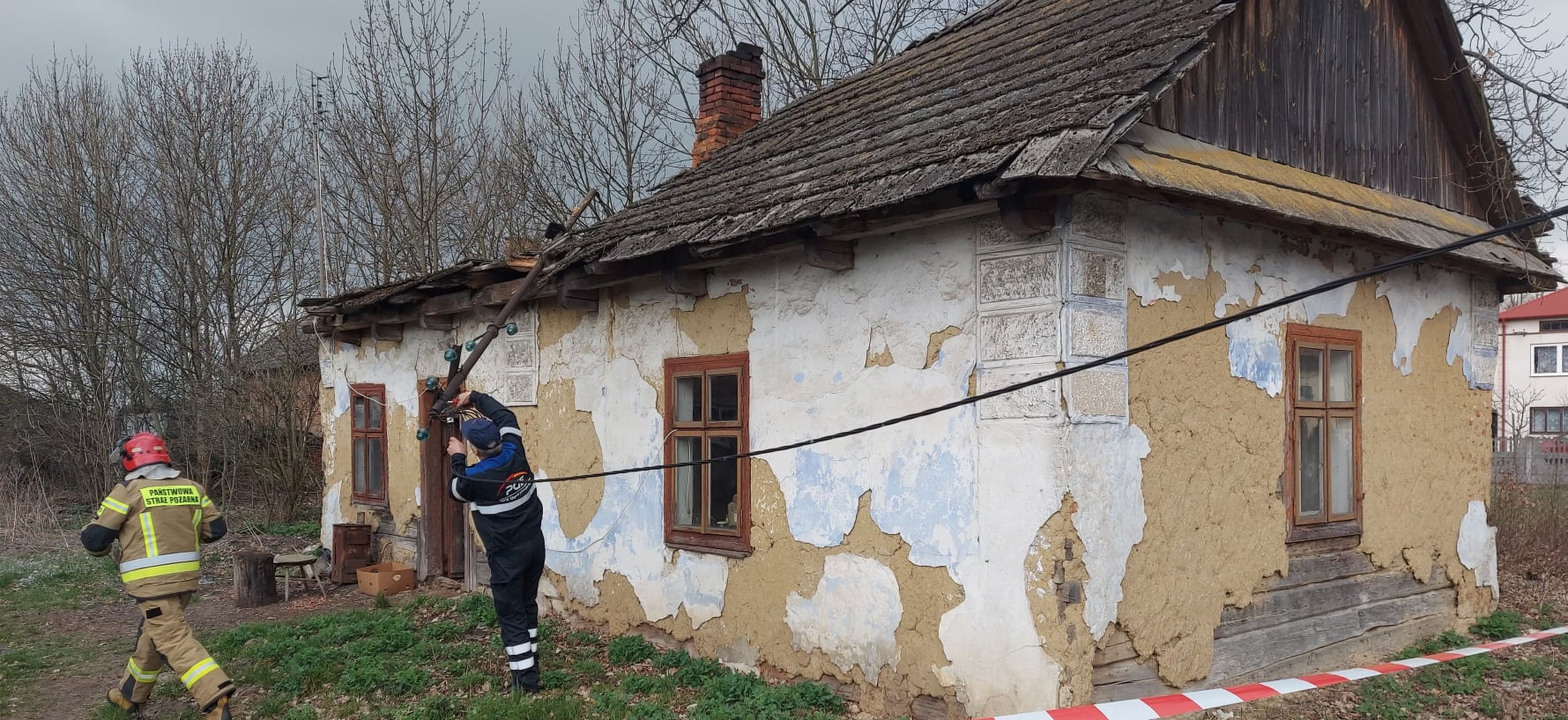 Zwalił się dach. Interwencja służb ratunkowych! [ZDJĘCIA] - Zdjęcie główne