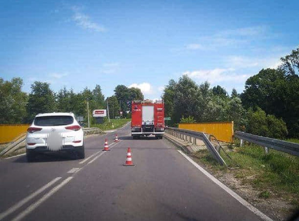 Jechał i gubił zboże. Teraz trwa sprzątanie jezdni - Zdjęcie główne