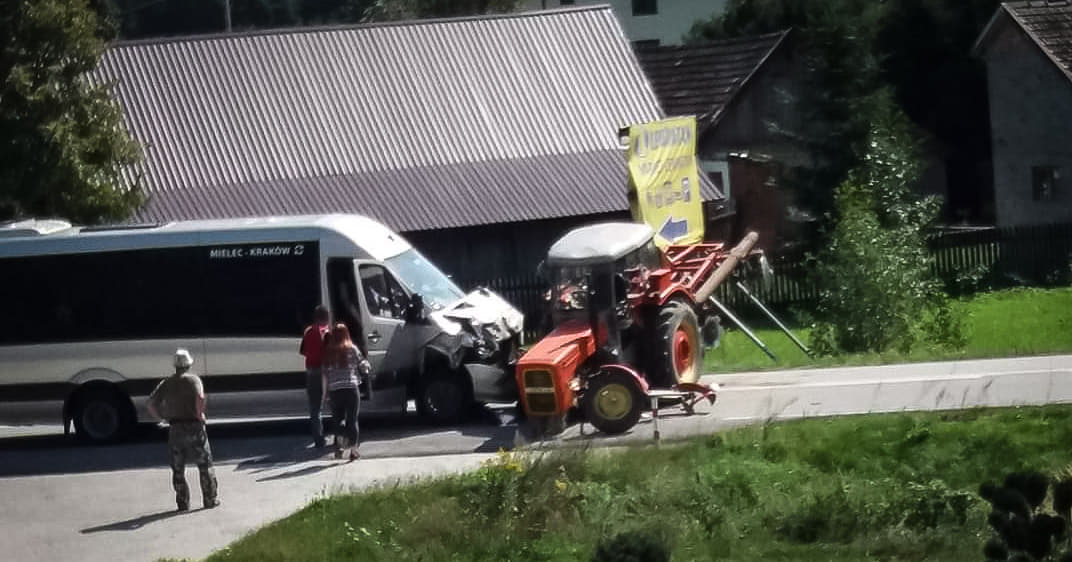 Zderzenie busa z ciągnikiem. Droga całkowicie zablokowana! - Zdjęcie główne