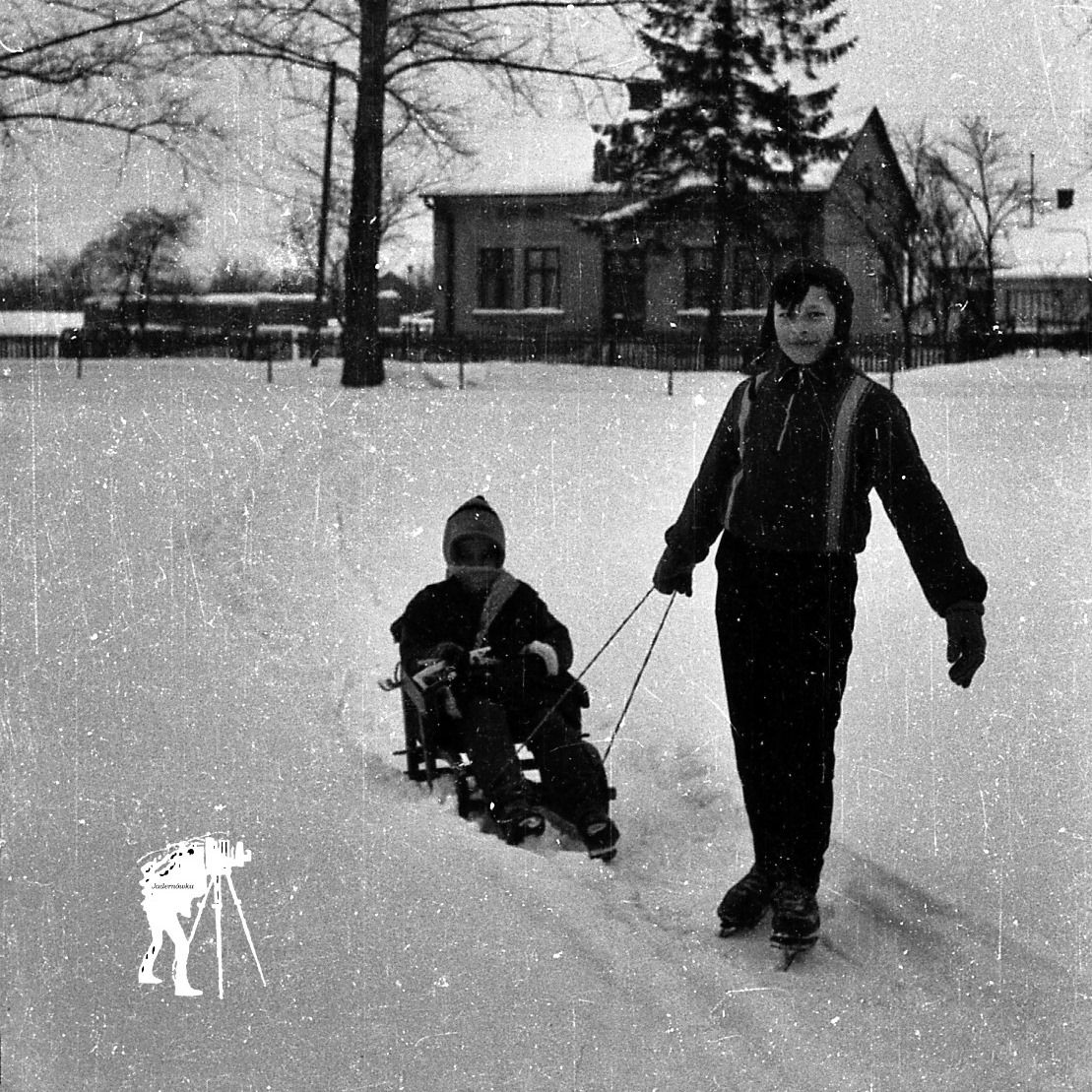 Fotografie Wiktora Jadernego. Zdjęcia dawnego lodowiska przy budynku mieleckiego gimnazjum. 