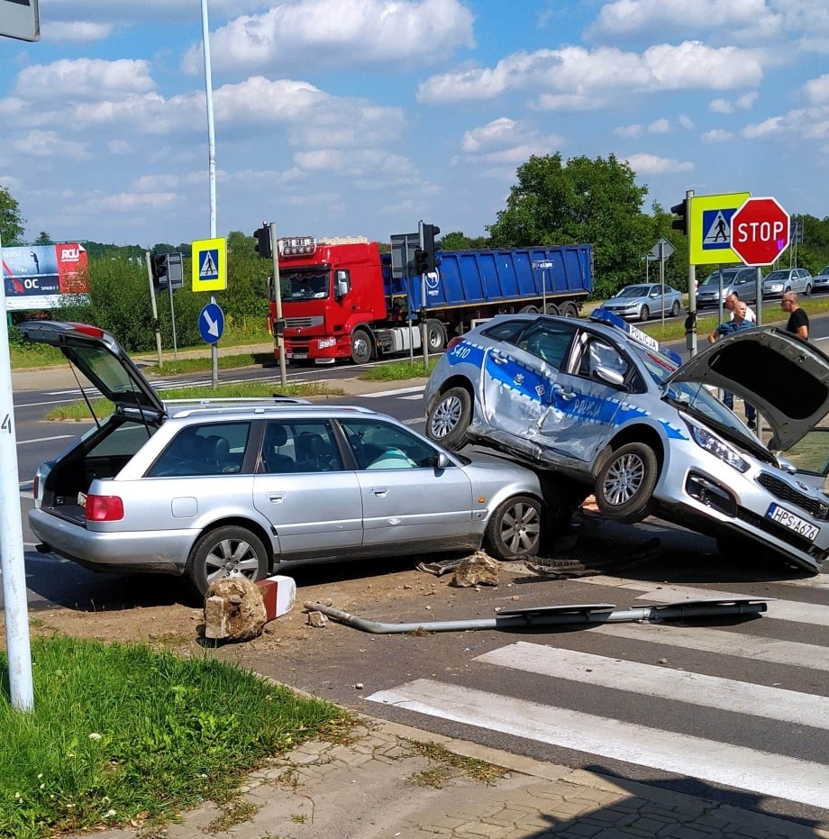 Region. Radiowóz zderzył się z osobówką. Dwóch mundurowych w szpitalu [FOTO] - Zdjęcie główne