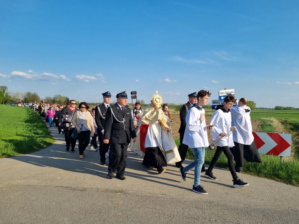 W diecezji sandomierskiej trwa Kongres Eucharystyczny. Uroczysta procesja z Borków Nizińskich do Gawłuszowic [ZDJĘCIA] - Zdjęcie główne