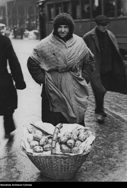 Uliczny handel pączkami. 1934 rok