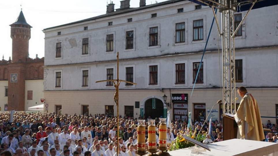 Tarnowska pielgrzymka ma kłopoty. Zamknięto jej drogę - Zdjęcie główne