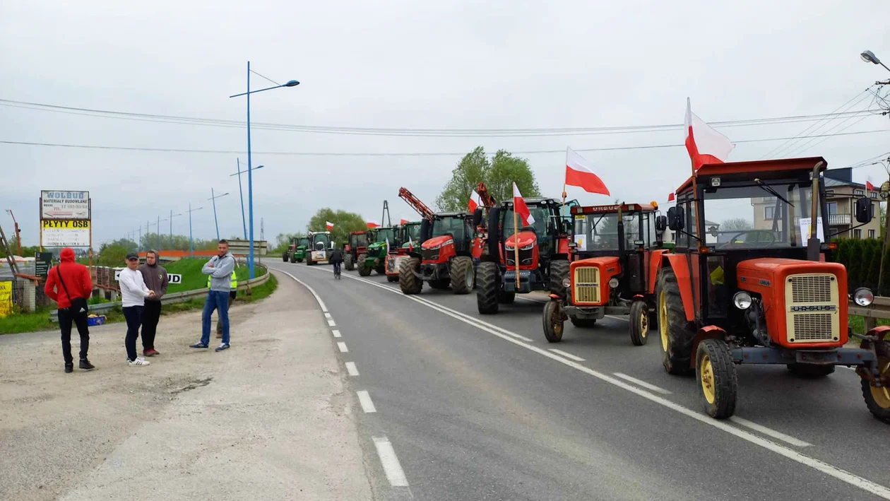 Rolnicy wyjechali na drogi na północy Podkarpacia. Policja kieruje na objazdy [ZDJĘCIA] - Zdjęcie główne