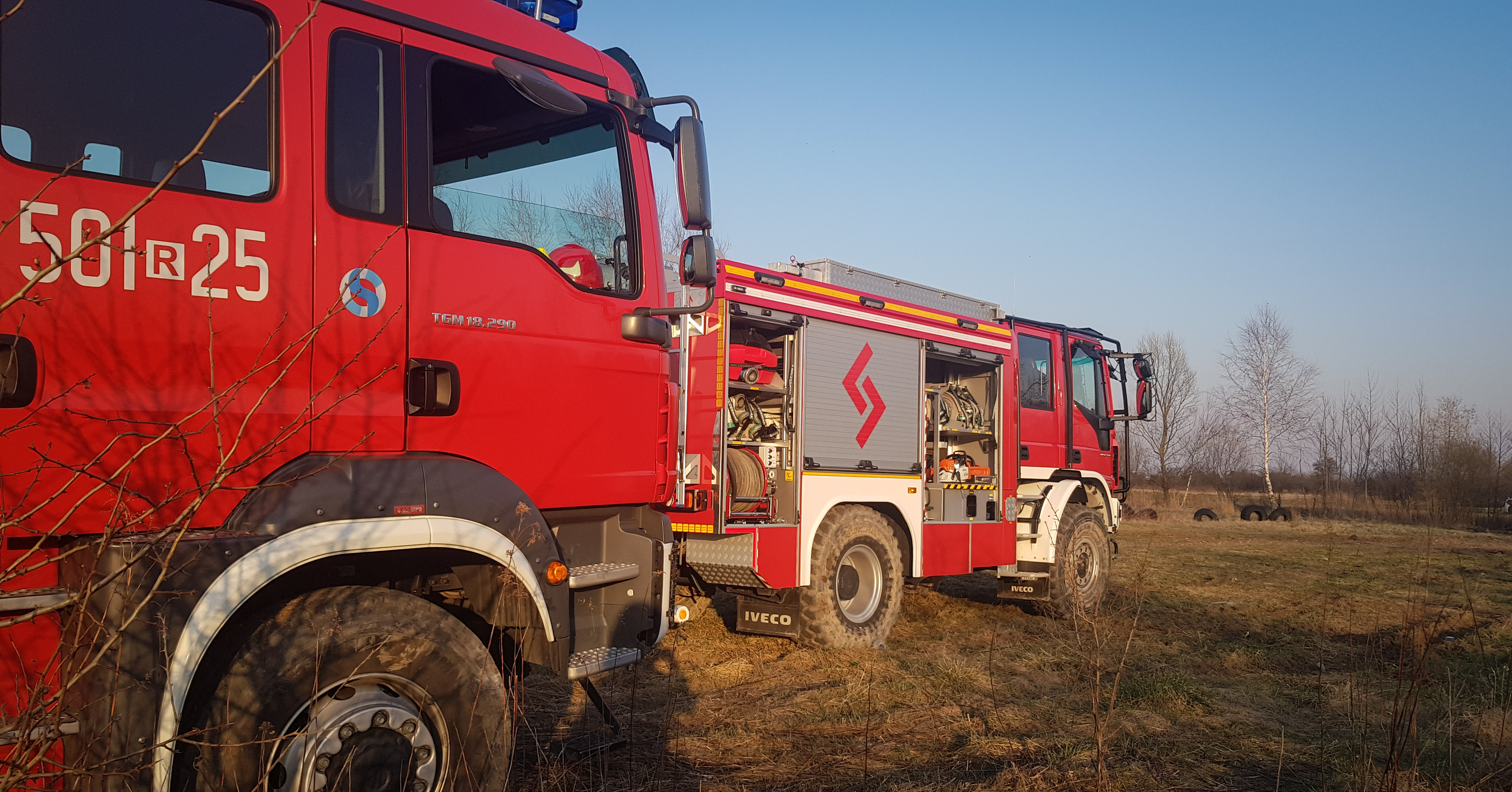 Pożar traw. Ogień gasiły dwa zastępy straży pożarnej - Zdjęcie główne