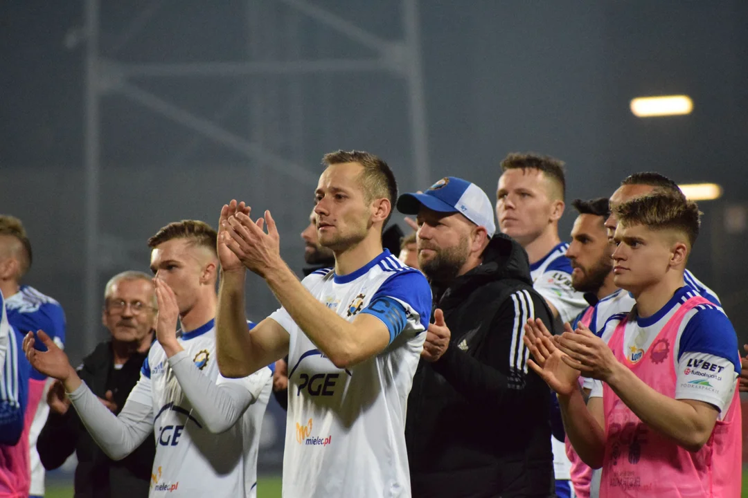 Legia Warszawa poległa w Mielcu! Stal zwycięża na Solskiego przy pełnym stadionie [ZDJĘCIA,VIDEO] - Zdjęcie główne