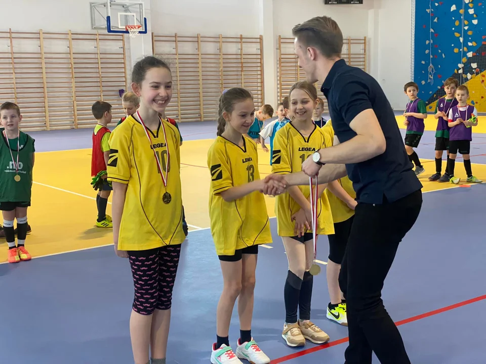Sportowe zmagania młodych sportowców na hali sportowej w Jaślanach