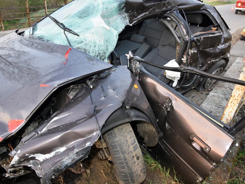 Pijany uderzył w barierki mostku. Auto do kasacji [FOTO] - Zdjęcie główne