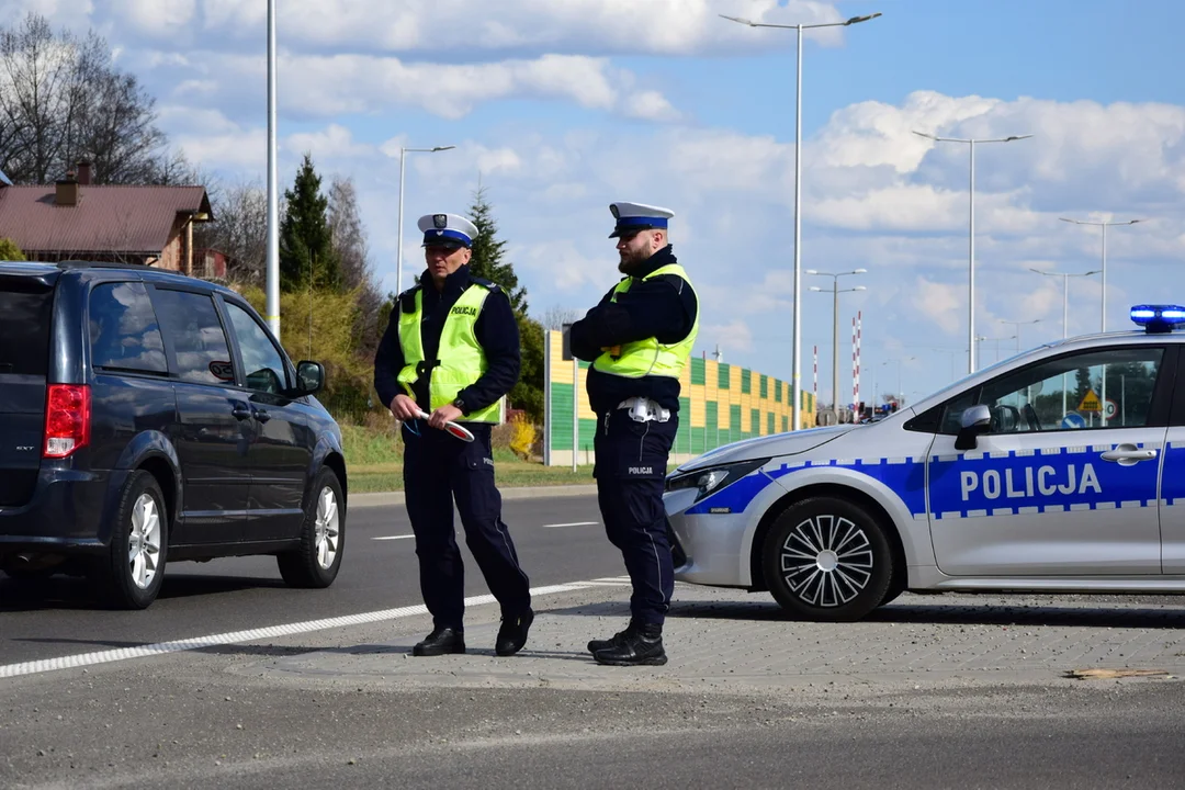 Szafranów. 18-latek staranował samochodem słup. Trafił do szpitala - Zdjęcie główne