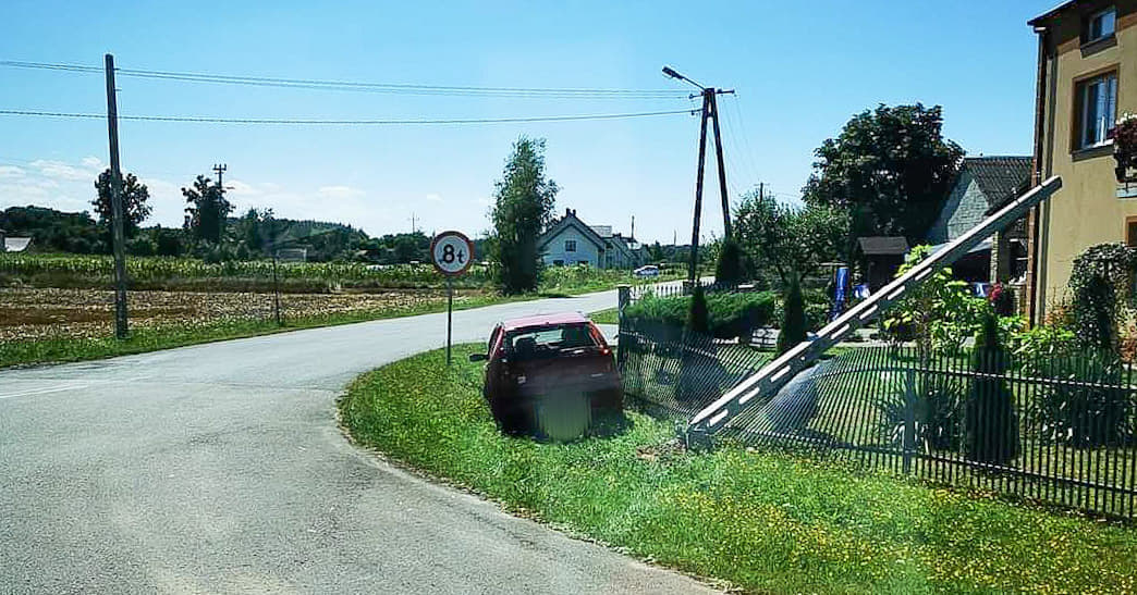 Zderzenie samochodu ciężarowego z osobówką - Zdjęcie główne