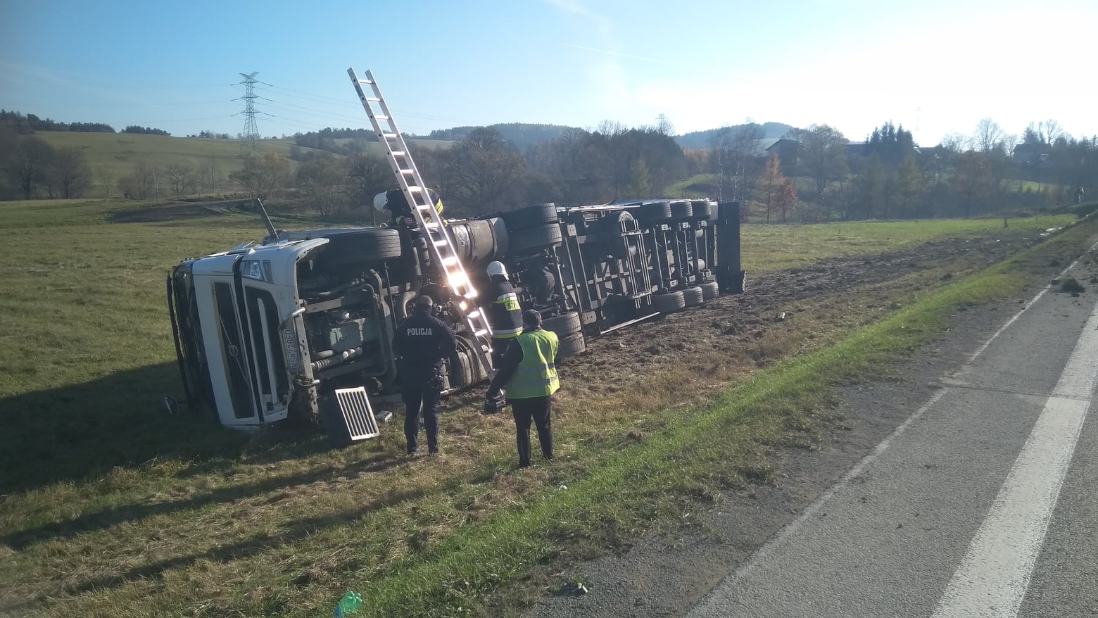 Podkarpacie. Ciężarówka wypadła z jezdni po zderzeniu [FOTO VIDEO] - Zdjęcie główne