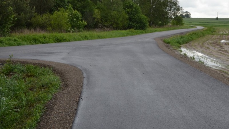 Nowy asfalt na gminnych drogach - Zdjęcie główne
