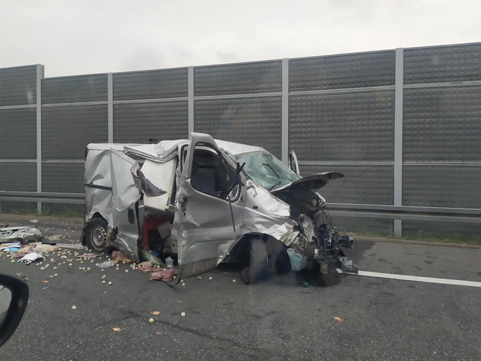 Samochód przeleciał przez bariery! Wypadek z udziałem autokaru z Podkarpacia! - Zdjęcie główne