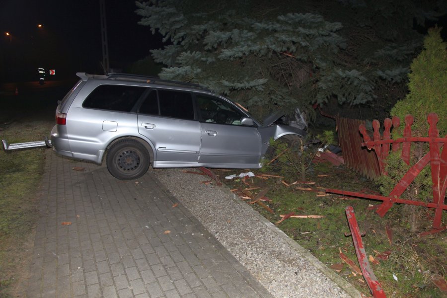 Podkarpacie. Mężczyzna wpadł w ogrodzenie posesji. Odmówił badania alkomatem [FOTO] - Zdjęcie główne