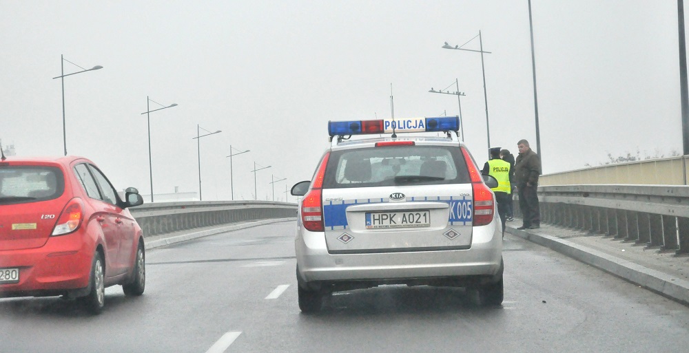 Kolizja dwóch samochodów na wiadukcie. Policjanci wstrzymali ruch na jednym z pasów. - Zdjęcie główne