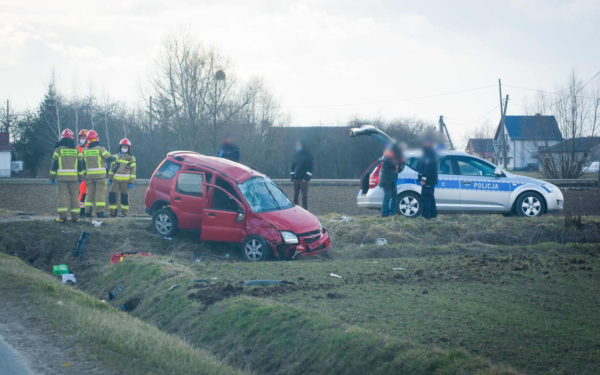 Samochód w rowie. Mężczyzna nie pamiętał, dlaczego znalazł