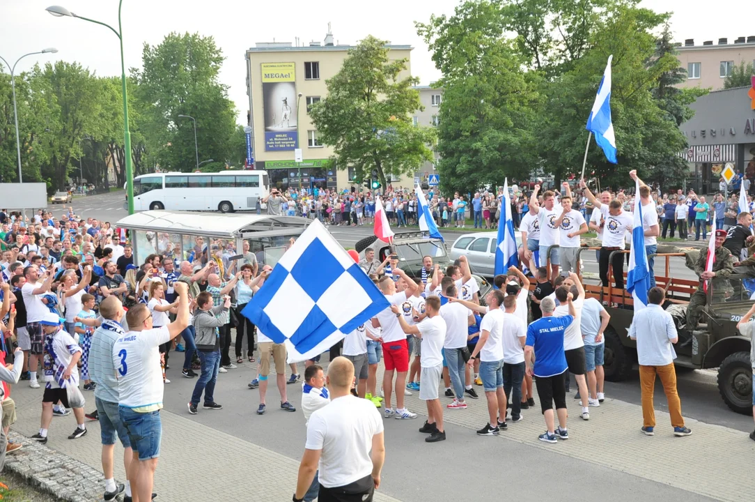 To była wielka feta. Tak wyglądała radość piłkarzy i kibiców po awansie Stali Mielec do pierwszej ligi [ZDJĘCIA] - Zdjęcie główne