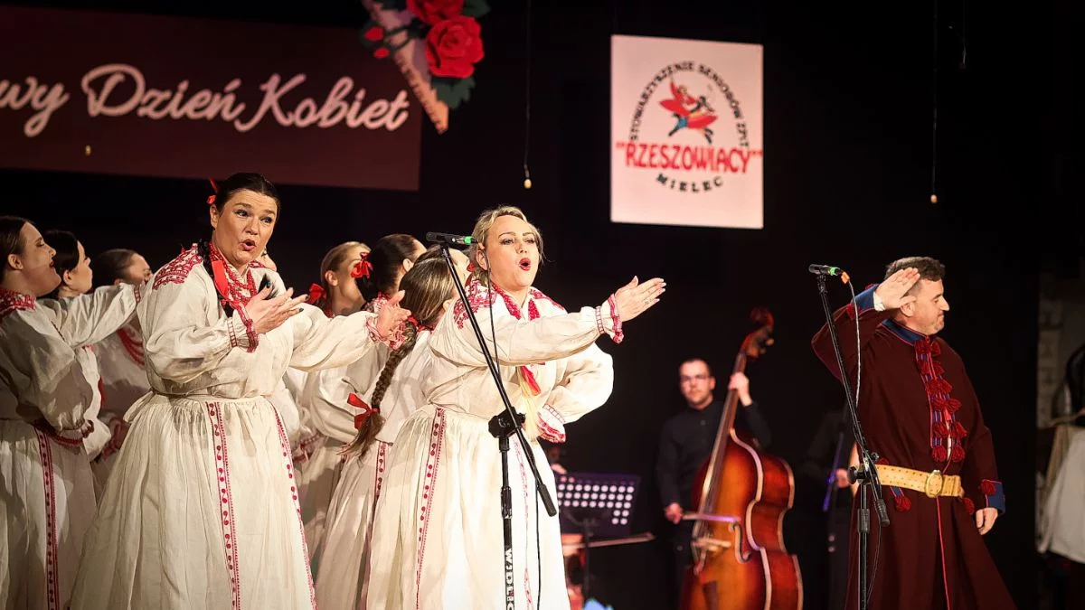 Folkowy Dzień Kobiet. Magia folkloru i muzyki na żywo [ZDJĘCIA] - Zdjęcie główne