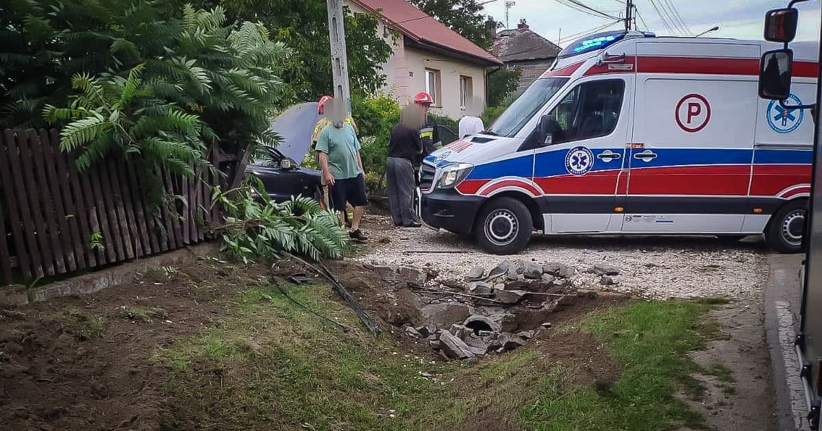 Trzy osoby ranne po dachowaniu osobówki! [FOTO] - Zdjęcie główne