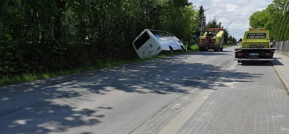 Przecław: autobus w rowie - Zdjęcie główne