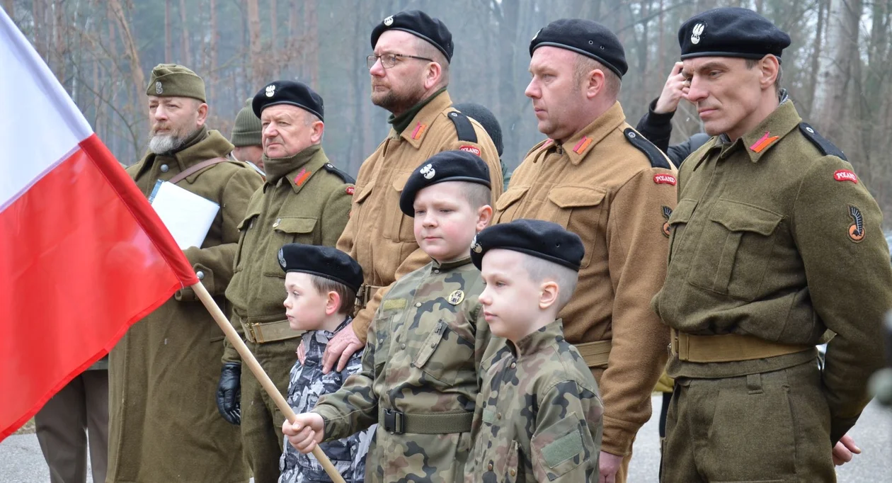 Kolejny Dąb Niezłomnych został poświęcony związanemu z Mielcem por. Henrykowi Atemborskiemu [ZDJĘCIA] - Zdjęcie główne