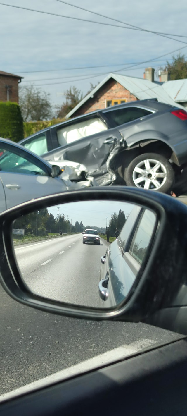 Wypadek w Rzemieniu. Dwie osobówki w rowie